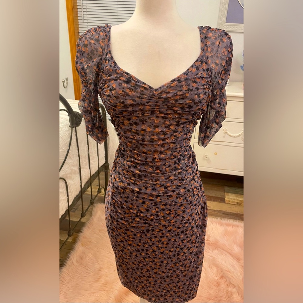 Beautiful 2-piece top and skirt, ruched to flatter your curves, floral, comfy! M